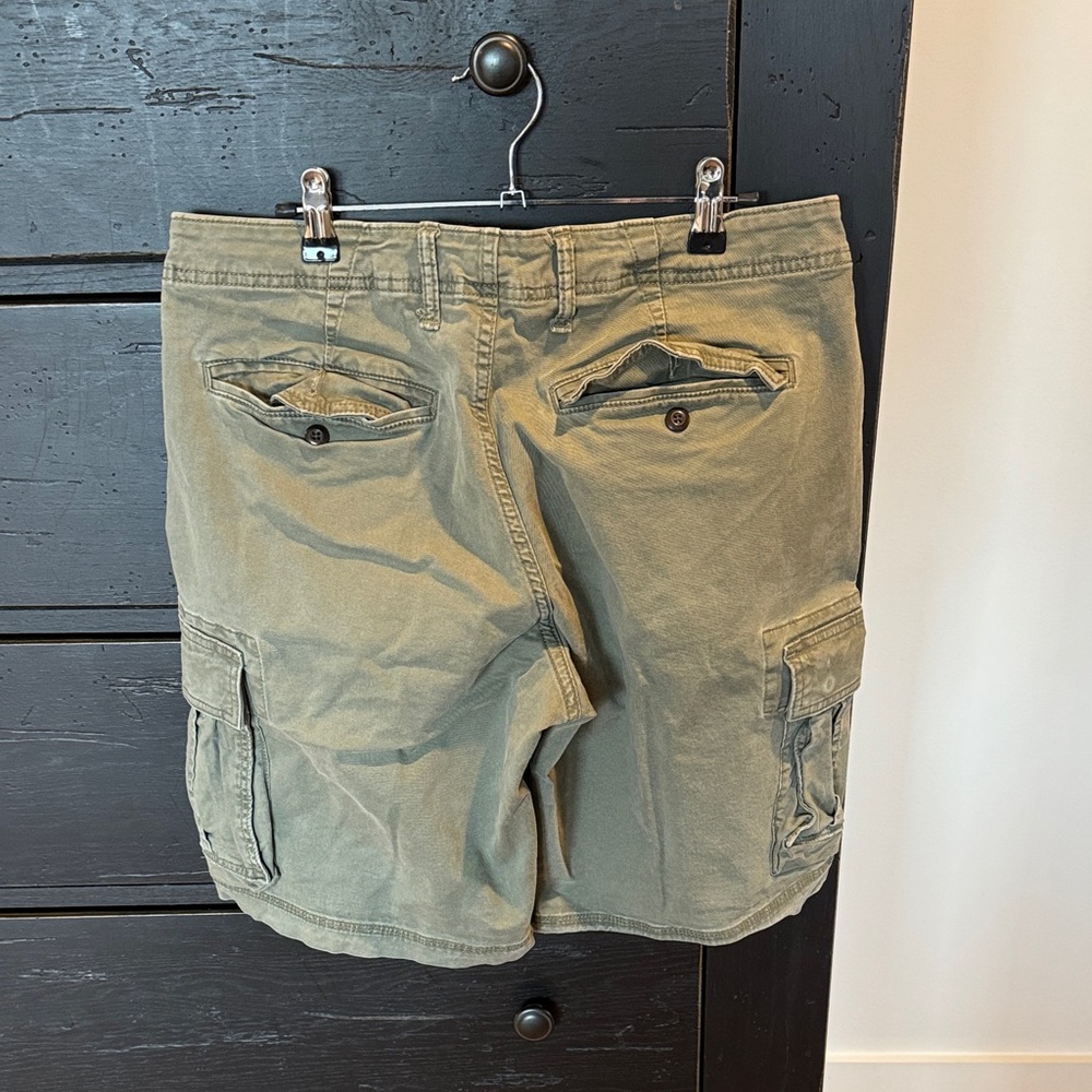 GAP Men's Cargo Shorts in Olive Green - Picture 2 of 7